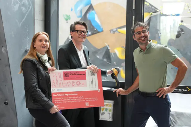 Wer kaputte Kletterschuhe bei "Solemates" wieder auf Vordermann bringen möchte, kann diese etwa in der Boulderhalle Hauptbahnhof abgegeben. | Foto: Sade Jebarek/MeinBezirk