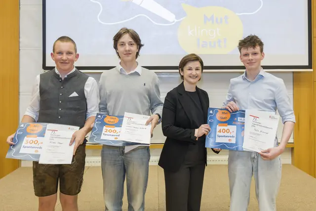 Landeshauptfrau-Stellvertreterin Marlene Svazek mit den Siegern der Spontanrede v.l.: 2. Platz: Kilian Steer (Landwirtschaftliche Fachschule Tamsweg); Themengebiet Politik und Demokratie; Thema: "Wählen ab 16 Jahren - gute Idee oder zu früh?), 3. Platz: Lionel Merkel-Helldorff (Akademisches Gymnasium Salzburg, "Kunst und Kultur"); Thema: „Kunst für alle") und 1. Platz: Felix Wimmer Akademisches Gymnasium Salzburg „Bildung &amp; Arbeit"; Thema: „Reform des Bildungssystems") | Foto: Land Salzburg/Neumayr/Leopold