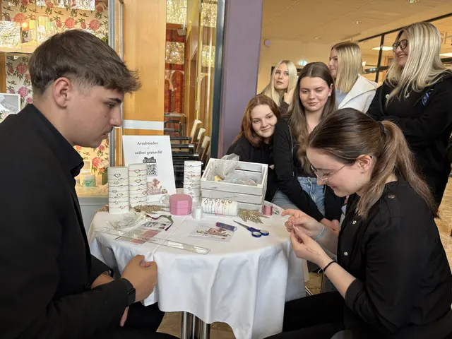  Gäste konnten beim Armbänderknüpfen selbst kreativ werden. | Foto: MeinBezirk/Gerda Sammer-Schmidt