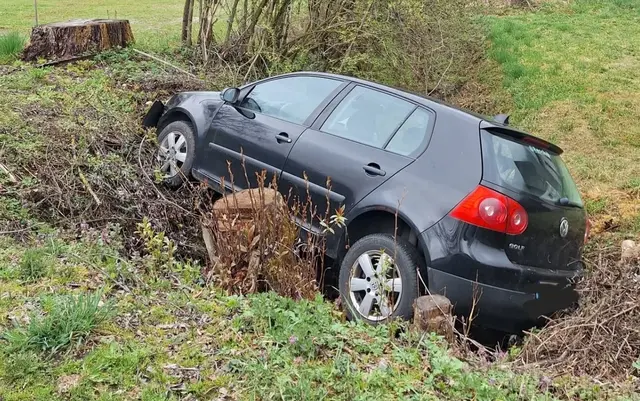 Das Fahrzeug musste geborgen werden. | Foto: Freiwillige Feuerwehr Jadersdorf
