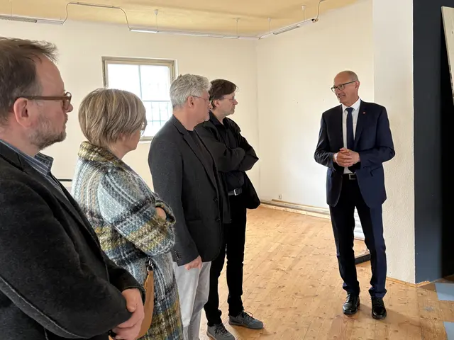GF Markus Mauracher und Obfrau Christina Röck von Regio Imst, Stefan Schöpf und Harald Kröpfl im Gespräch mit LH Anton Mattle.