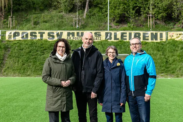 (v.l.n.r.) ÖVP-Stadträtin Kasia Greco gemeinsam mit der Initiative „Rettet den Post SV“ und Klubobmann Klaus Heintzinger (ÖVP) beim Besuch des Postsportplatzes.  | Foto: ÖVP Wien