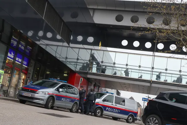 Aufgrund einer Drohung wurde der Welser Hauptbahnhof durch ein Großaufgebot der Polizei am 16. April komplett geräumt. | Foto: laumat.at
