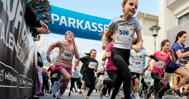 Der Nachwuchs war beim Talkessellauf mit Feuereifer dabei. | Foto: Julian Raggl