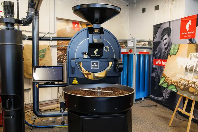 Die neue Röstmaschine arbeitet ausschließlich mit Wasserstoff und soll so Co2 einsparen.  | Foto: Wien Energie/Max Kropitz