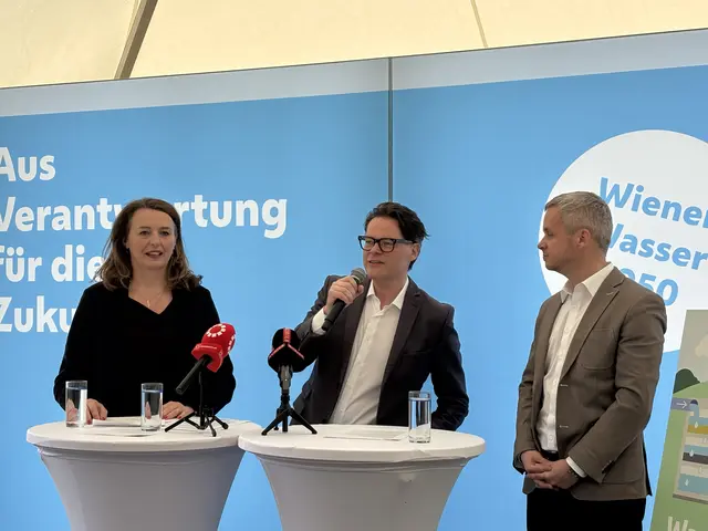 v. l.: Neos-Wien-Klubobfrau Selma Arapovic, Klimastadtrat Jürgen Czernohorszky (SPÖ) und der Chef von Wiener Wasser Paul Hellmeier beim Spatenstich. | Foto: Michael Marbacher/MeinBezirk