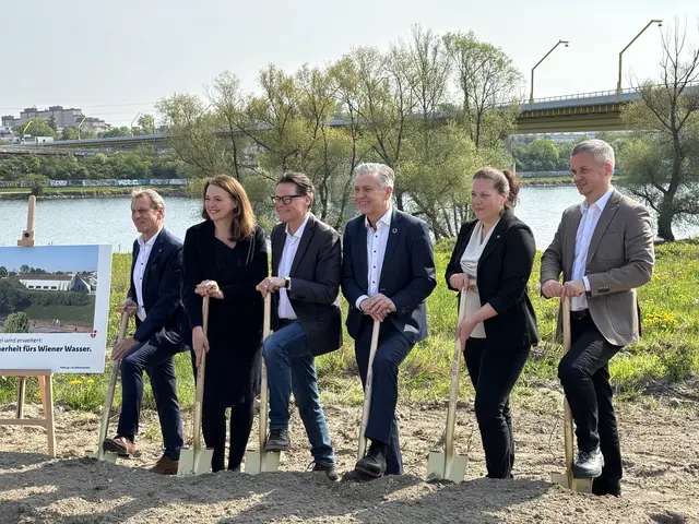 v. l.: Bezirksvorsteher-Stv. Floridsdorf Fischer (SPÖ), Klubobfrau Arapovic (Neos), Klimastadtrat Czernohorzsky (SPÖ), Klubvorsitz Donaustadt Taucher (SPÖ), Bezirkschefin der Brigittenau Dubravac-Widholm (SPÖ) und Wiener Wasser-Chef Hellmaier. | Foto: Michael Marbacher/MeinBezirk