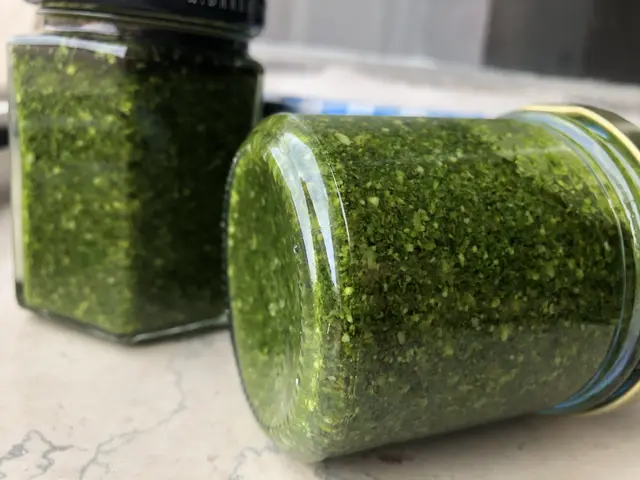 scharfes Bärlauch-Pesto: ruck-zuck ist dieses scharfe Pesto gemacht. Den Bärlauch schneiden und zusammen mit Salz, Pfeffer, Hartkäse oder Parmesan und Chiliöl kalt mit dem Stabmixer mixen. Man kann auch mit Basilikum, Zitrone, Petersilie und Pinienkernen verfeinern. Hält sich mehrere Wochen im Kühlschrank.  | Foto: sm