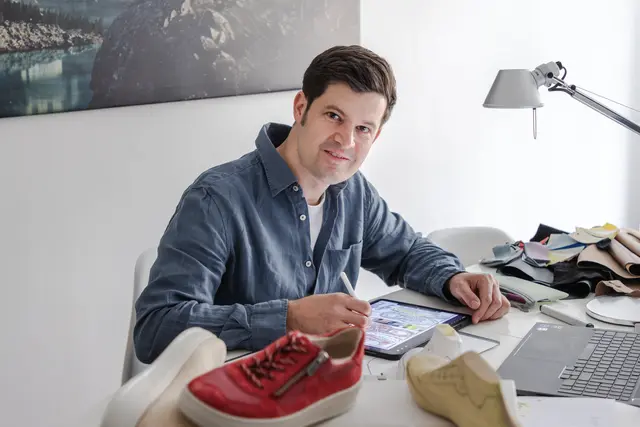 Passionierter Schuhdesigner: Mathias Scharsig ist seit 24 Jahren in der Branche tätig und hat den Beruf von der Pieke auf gelernt. | Foto: Konstantinov