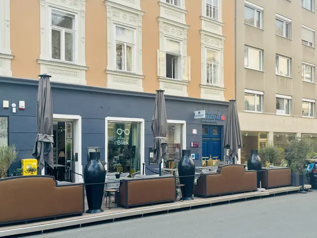 Wo es einst Dinge aus Amerika gab, finden sich nun Brillen und eine Sparkasse. | Foto: MeinBezirk/Andreas Strick