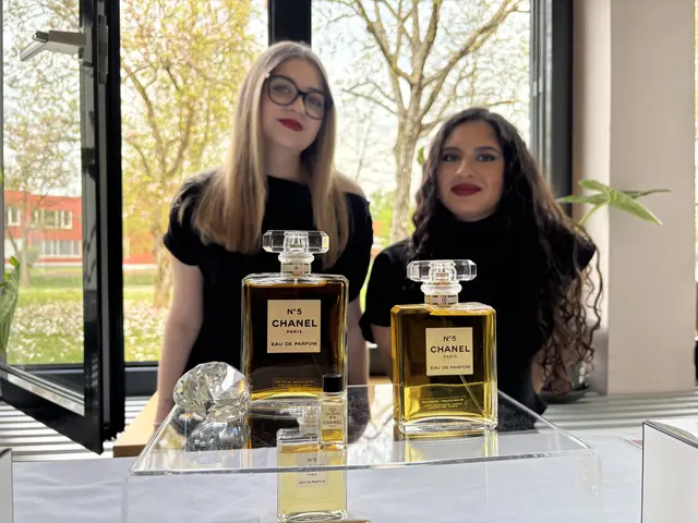 Emma Pendl und Magdalena Rosa Voraber mit Chanel No. 5. | Foto: MeinBezirk/Gerda Sammer-Schmidt