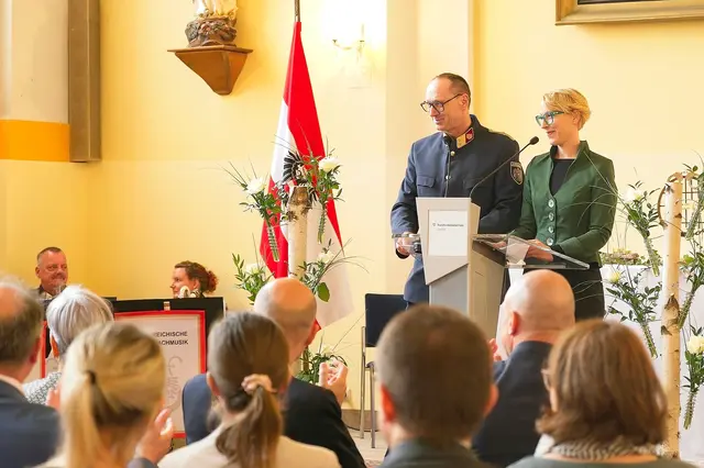 Die Gäste begrüßt haben stellvertretender Leiter der Justizanstalt St. Pölten Stefan Gaupmann und Martina Obermaier, Leiterin des Rechtsbüros und stellvertretende Vollzugsleiterin der Justizanstalt St. Pölten. | Foto: Katharina Schrefl