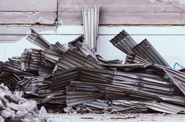 Altmetall, vor allem Dachrinnen-Blech, im Wert von 1.500 Euro stahl das Paar (Symbolbild). | Foto: pixabay / wal_172619