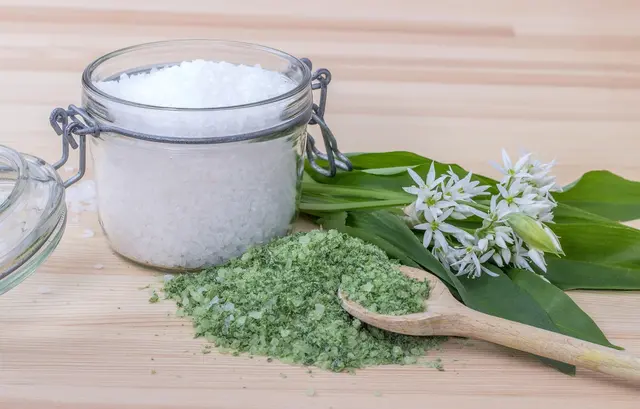 Bärlauch-Salz einfach selbstgemacht. Dazu die Bärlauchblätter gut trocknen lassen und zusammen mit groben Salz mörsern.  | Foto: pixabay / FinjaM