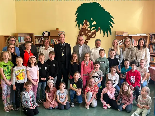 Weihbischof Stephan Turnovszky besucht die Volksschulkinder