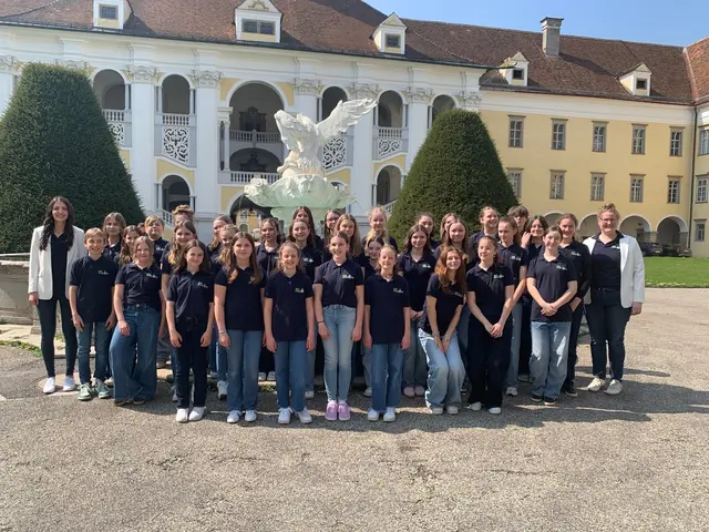 Der Chor „Rising Voices“ der Musikmittelschule Saxen im stimmungsvollen Gartensaal  des Stiftes St. Florian. | Foto: Musikmittelschule Saxen