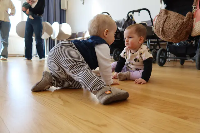 Nicht nur Eltern, sondern auch Babies lernen sich kennen. | Foto: Patricia Hillinger/MeinBezirk