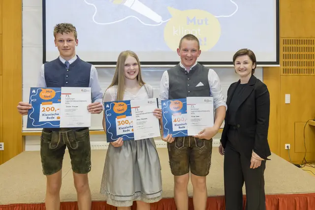 Landeshauptfrau-Stellvertreterin Marlene Svazek mit den Siegerinnen und Siegern der Klassischen Rede (Mittlere Schulen) v.l.: 3. Platz: Jakob Kreuzer (Landwirtschaftliche Fachschule Tamsweg, „Ich beherrsche mein Handwerk"), 2. Platz: Anna Neumann (Landwirtschaftliche Fachschule Tamsweg, „Meine Musikkapelle - mein Halt – meine Begeisterung") und 1. Platz: Kilian Steer (Landwirtschaftliche Fachschule Tamsweg, „Eine Welt ohne Bienen?") | Foto: Land Salzburg/Neumayr/Leopold