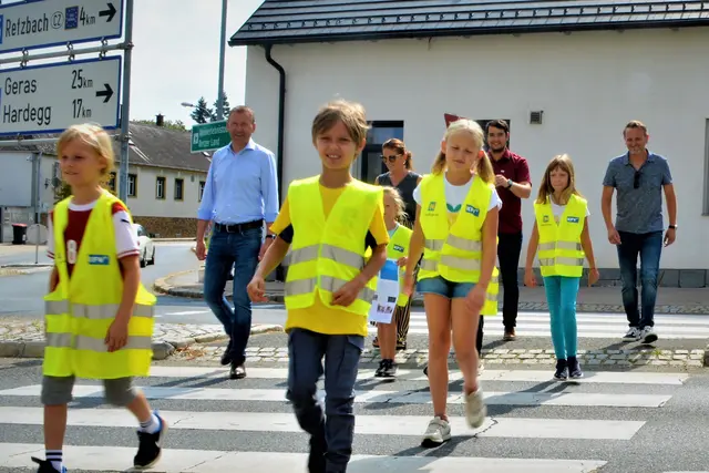 Projekt aus 2022: Volksschulkinder am Schulweg mit Bürgermeister Stefan Lang, Susanne Zlöbl (Schulleitung VS Retz), Christoph Weber (NÖ.Regional), Thomas Heidenreich (Stadtgemeinde Retz)  | Foto: NÖ.Regional/Weber