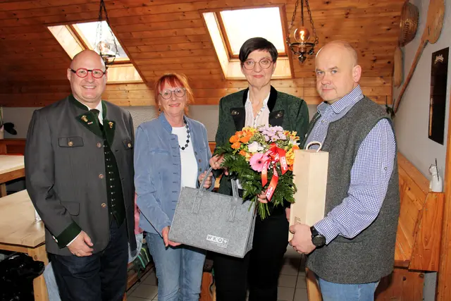 Peter Sükar und Eveline Rudres gratulierten der Familie Pöschl | Foto: Cescutti