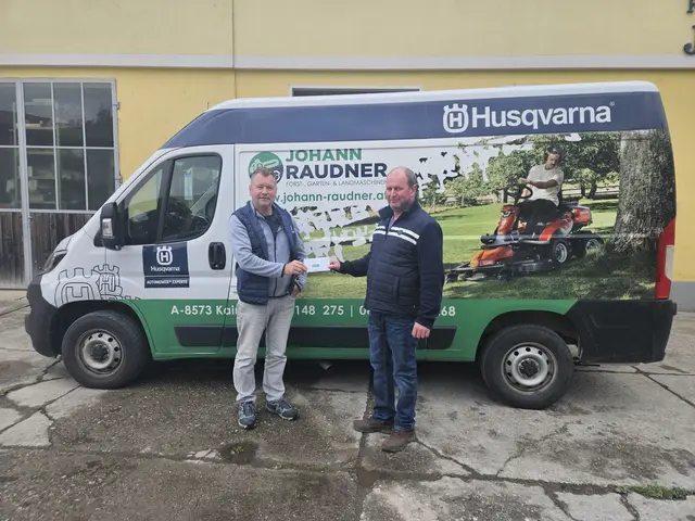 Johann Raudner von Landmaschinen Raudner übergab Gewinner Johann Pischler die Gutscheine. | Foto: Landmaschinen Raudner