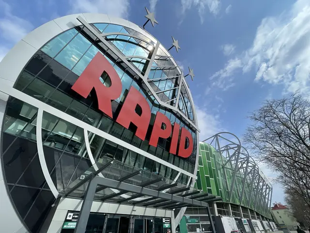 Rapid-Fans waren mit zwei Bussen unterwegs nach Wien. Bei einem Zwischenstopp in Amstetten kam es zu einer Prügelei. | Foto: Antonio Šećerović/RMW