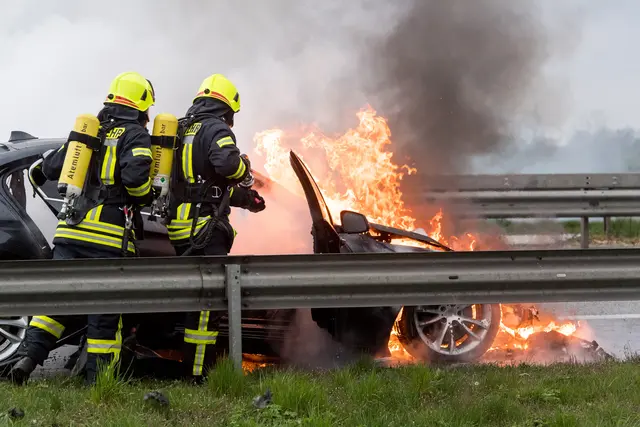 Pkw begann während der Fahrt auf der A2 zu brennen