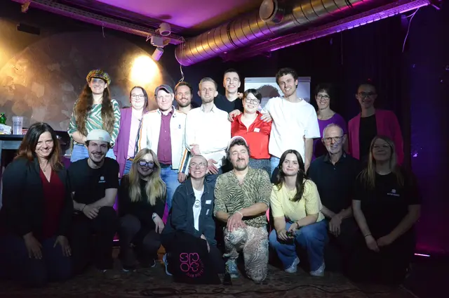 Kultur Weberei Telfs: Ziegen, die an Stahlseilen hängen, Lebensbeipackzettel und Tankstellen für Träume - das Leben ist ein Telfer Poetry Slam. | Foto: Schletterer