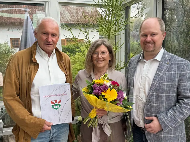 Goldene Hochzeit: Brigitte und Ernst Michael Brauner mit Gratulant Bürgermeister Michael Nistl. | Foto: Gemeinde Katzelsdorf