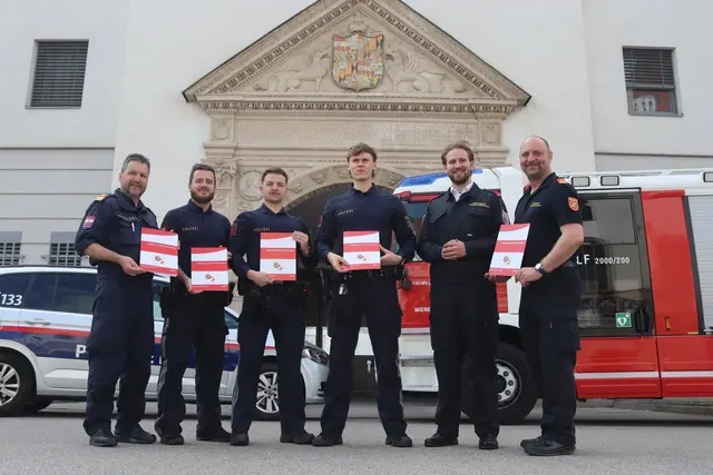 m Rahmen einer kleinen Zeremonie bekamen die eingesetzten Polizekräfte eine Dank- und Anerkennungsurkunde und Ehrenkarten für den Feuerwehrball. | Foto: FF WRN