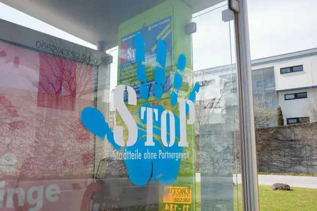 Das Gewaltpräventionsprojekt "StoP - Stattteile ohne Partnergewalt" wächst: Aigen &amp; Parsch startet mit Ausstellung und einer auffällig gestalteten Telefonzelle | Foto: Stadt Salzburg/Rocio Escabosa