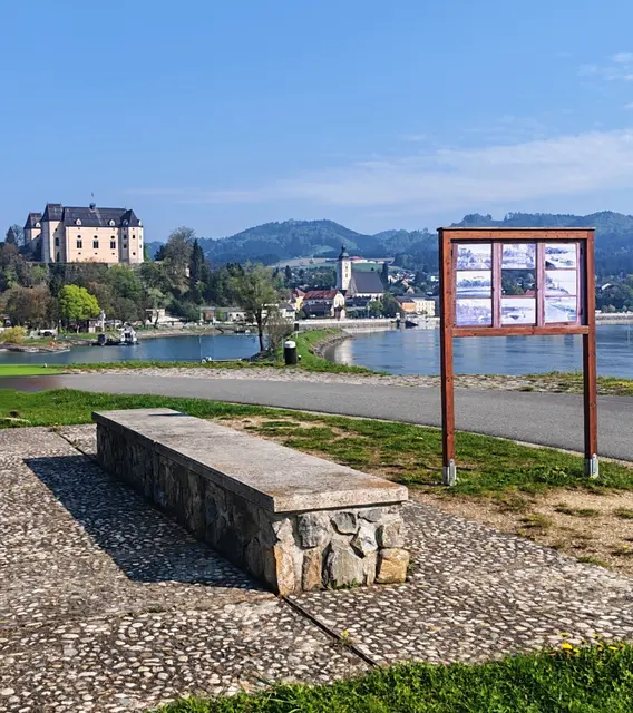 Die Stadt Grein schlägt einen Kronsteiner Platz an der Donau vor. Darüber wurde der ehenmalige Motorboot Welt- und Europameister informiert. Der Weltmeister hält davon nichts. Er wünscht sich einen Kronsteiner Weg.  | Foto: Stadt Grein 