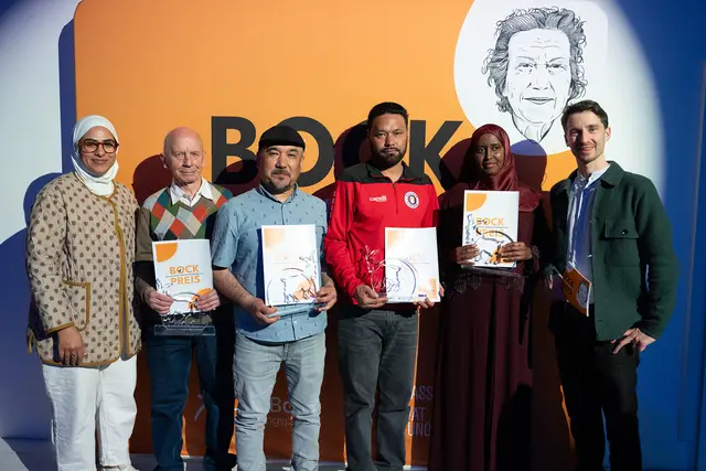 v.l.n.r.: Jurymitglied Asma Aiad, Oleg Cherednychenko, Aziz Mohammadi, Ibrahim Rasool, Hamdi Abdullahi Hassan und Moderator Clemens Maria Schreiner | Foto: Christoph Liebentritt