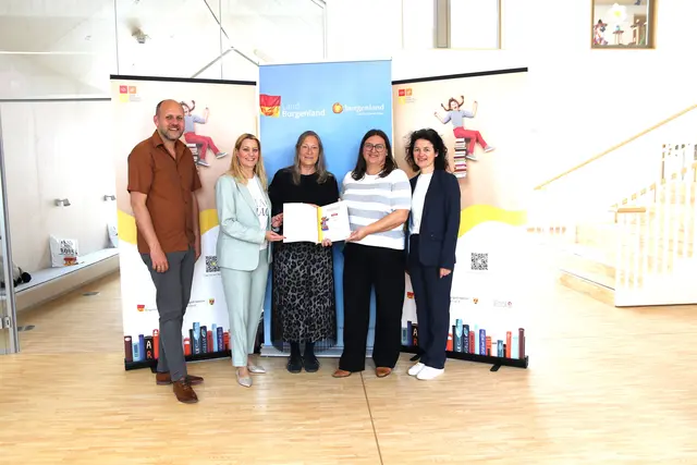 Bildungslandesrätin Daniela Winkler, Daniel Karacsonyi, Projektkoordinator und Christine Schlaffer, SQM für Oberpullendorf bei der Übergabe des Lesegütesiegels an die VS Sieggraben. | Foto: Landesmedienservice Burgenland / Dorothea Müllner-Frühwirth