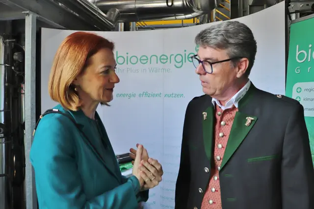 LR Simone Schmiedtbauer im Gespräch mit Bernhard Karrer. | Foto: Edith Ertl