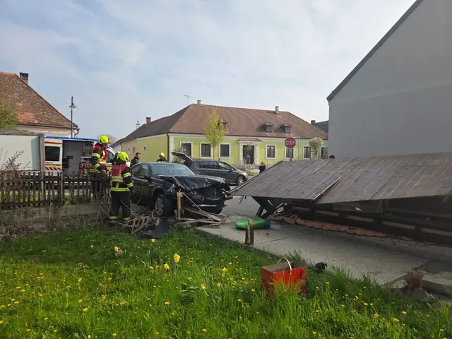 Die Feuerwehren bargen die Unfallfahrzeuge und transportierten sie ab. | Foto: FF Wullersdorf