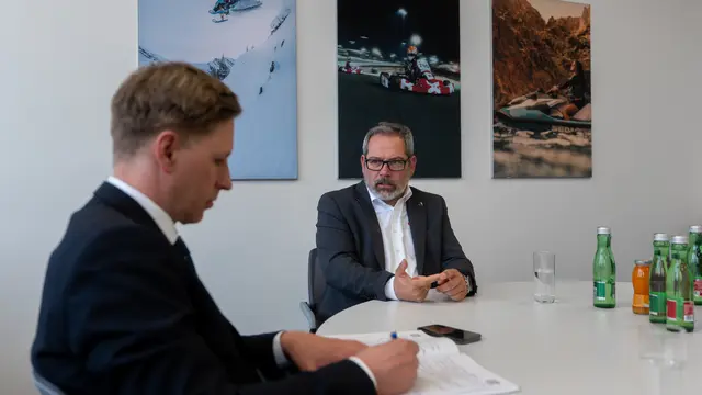 BRP-Rotax-General Manager Mario Gebetshuber im Gespräch mit MeinBezirk OÖ-Chefredakteur Thomas Winkler: "Die Initiative zum Einsatz von KI ist im Entwicklungsbereich von den Mitarbeitern ausgegangen, die sich die Fähigkeiten angeeignet und sich mit dem Thema identifiziert haben." | Foto: MeinBezirk/Thomas Siegl