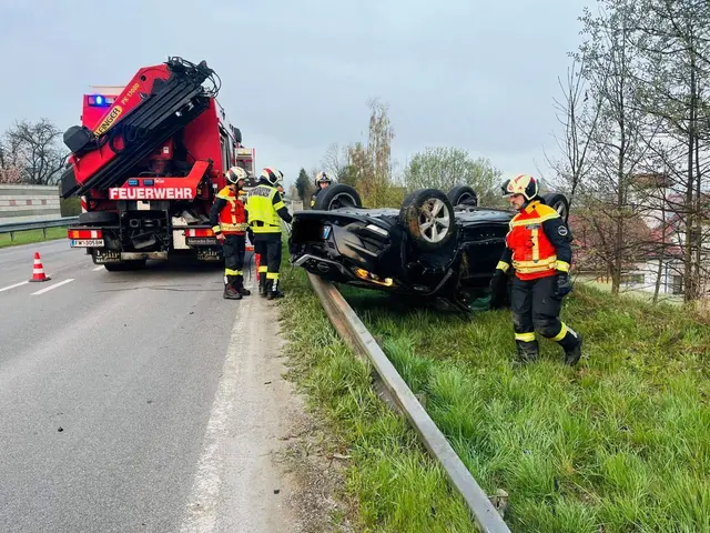 Das Auto blieb nach mehreren Überschlägen am Dach in der angrenzenden Wiese liegen.  | Foto: FF Krieglach