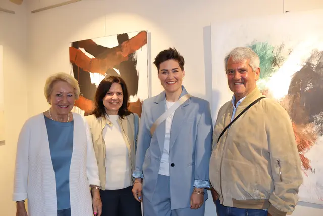 Brigitte Greuter ist die Mutter des ausstellenden Künstlers Thomas Greuter (und die Schwester des zweiten ausstellenden Künstlers Egmont Maier), mit im Bild ist die Schwester des Künstlers, Christine Greuter, und die Tochter von Thomas, Anna Greuter, sowie Alfons Wachter.  | Foto: Elisabeth Zangerl
