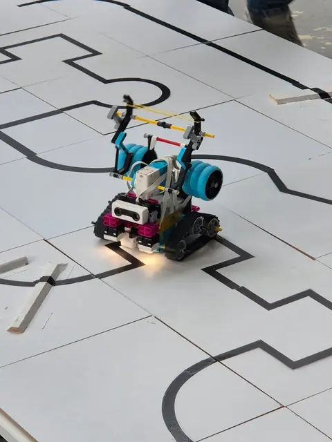 Der selbstgebaute und programmierte Roboter musste der schwarzen Linie folgen, Hindernisse überwinden und zuletzt Opfer (in Form von Kugeln) evakuieren.  | Foto: privat