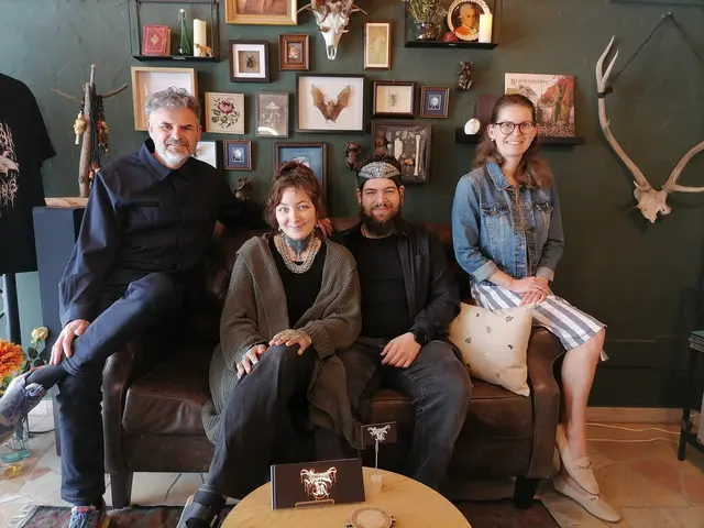 Eve Steiner und Fabian Hager (Mitte) begrüßen Innenstadtmanager Ralf Reiter (links) und Vizebürgermeisterin Anna-Maria Demmelmayr (rechts) in ihrem neuen Tattoo- und Piercingstudio „Abyssal Ink“ am Grünmarkt 22.  | Foto: TIC Steyr