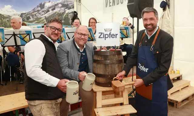 Festwirt Hannes Traunbauer, Markus Birnleitner (Brau Union) und Bürgermeister Peter Schobesberger beim traditionellen Bieranstich. | Foto: Helmut Klein