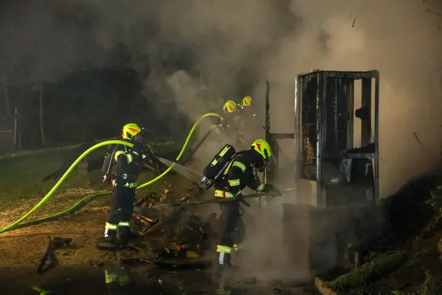 Brand in Schlierbach, Feuerwehren verhindern Übergreifen auf Gebäude