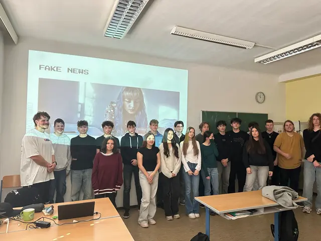 Schüler*innen der HAS Tulln mit Workshopleiter Maciej Lech
 | Foto: EVN