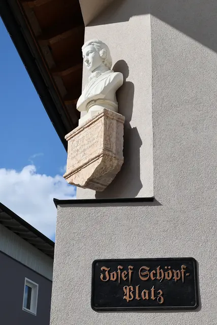 Die Tafel und die historische Büste beim „Doktorhaus“ erinnert an den Künstler Josef Schöpf. | Foto: MG Telfs/Hackl