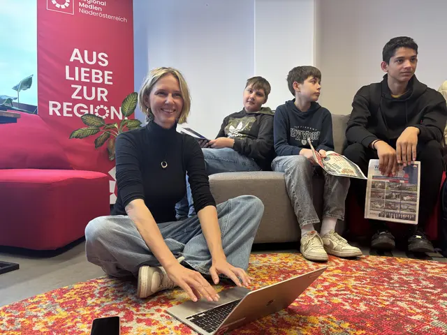 Bei einem gemeinsamen "Jour-Fixe" konnten die Schüler hautnah den Redaktionsalltag miterleben. | Foto: Lina Chalusch