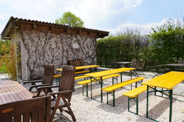 Im Gastgarten gibt es viele weitere Sitzplätze für die Gäste. | Foto: MeinBezirk / Jennifer Flechl
