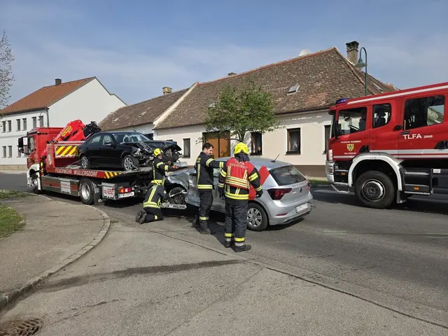Die Feuerwehren bargen die Unfallfahrzeuge und transportierten sie ab. | Foto: FF Wullersdorf