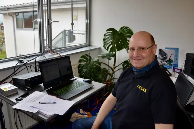 Funkamateur Erwin in der Bezirkshauptmannschaft Neunkirchen | Foto: Elisabeth Peinsipp