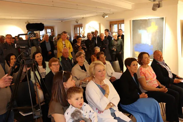 Bei der Vernissage platzten die Räume des Winkls in Prutz aus allen Nähten.  | Foto: Elisabeth Zangerl